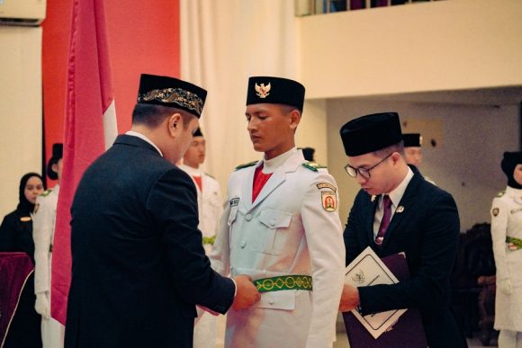 Wali Kota Aditya Kukuhkan Paskibraka Kota Banjarbaru 2024