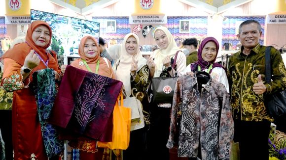 Stand Dekranasda Kota Banjarbaru Diserbu Pengunjung di Kriyanusa 2024, Kain Sasirangan Laris Manis.