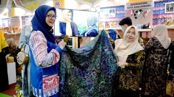 Tampil Mempesona di Kriyanusa 2024, Dekranasda Kota Banjarbaru Kenalkan Kerajinan Lokal di Jakarta.