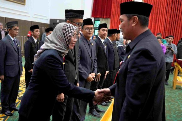 Aditya Lantik 25 Pejabat Struktural Pemerintah Kota Banjarbaru