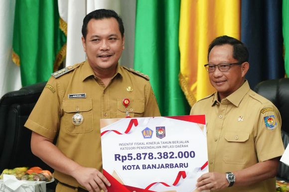 Berhasil Kendalikan Inflasi, Wali Kota Aditya Terima Penghargaan dan Insentif Rp 5,8 M untuk Banjarbaru