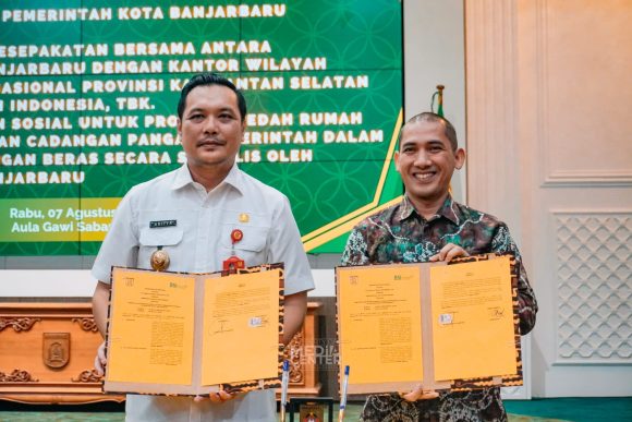 Wali Kota Banjarbaru Teken MOU dan Serahkan Bantuan Sosial