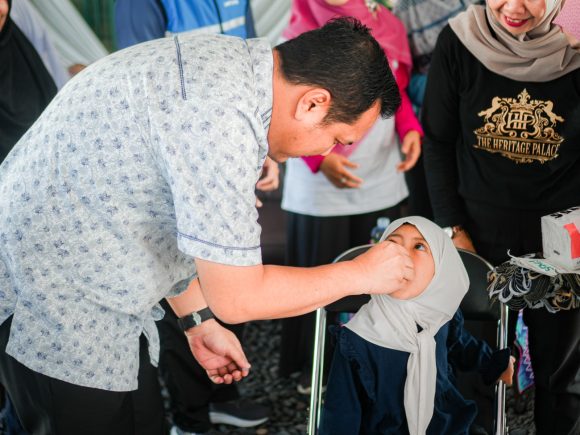 Temu Kader Posyandu se-Kecamatan Cempaka dan Peresmian Posyandu Lambung Mangkurat : Aditya Berikan Vaksin Polio Putaran 2