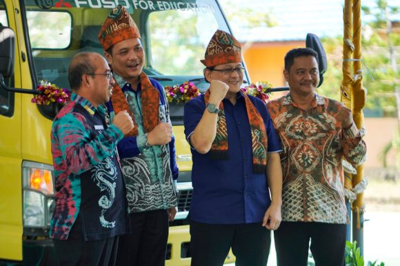 Dukungan untuk Pendidikan: Serah Terima Truck Fuso Euro 4 ke SMKS Bhakti Bangsa Banjarbaru