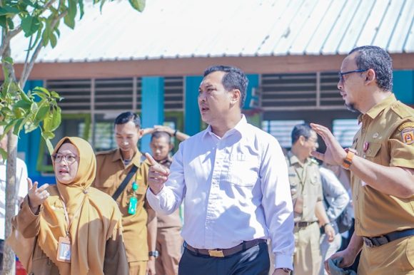 Wali Kota Aditya Monitoring dan Evaluasi Proyek Strategis, Fokus pada Pembangunan Infrastruktur dan Pendidikan di Tahun 2024