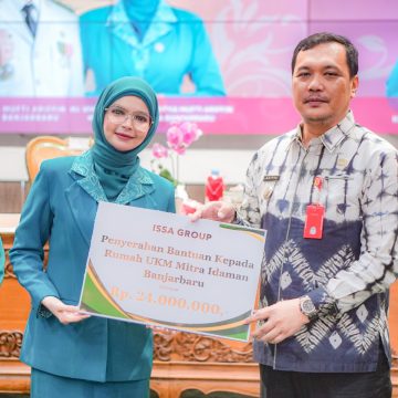 Dorong Pemberdayaan UKM Kota Banjarbaru, Aditya dan Vivi Serahkan Bantuan Senilai 24 Juta untuk Perkuat Ekonomi Lokal