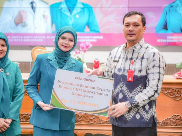 Dorong Pemberdayaan UKM Kota Banjarbaru, Aditya dan Vivi Serahkan Bantuan Senilai 24 Juta untuk Perkuat Ekonomi Lokal