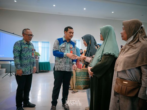 Aditya Bagikan Bantuan Sosial: Bukti Pemerintah Selalu Ada Untuk Masyarakat