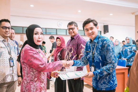 Pjs. Wali Kota Serahkan SK Kenaikan Pangkat ASN Banjarbaru dan Tingkatkan Profesionalisme PNS