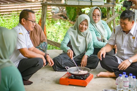 Kelompok Wanita Tani Liang Anggang buat Pupuk Organik Cair dari Cangkang Telur