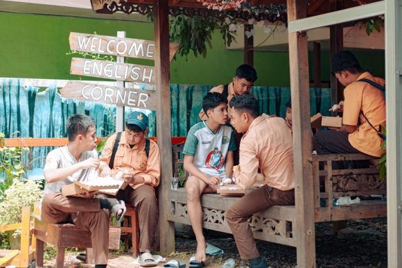 Penyuluh Perikanan pada DKP3 Banjarbaru Gelar Makan Bergizi Gratis di SMPN 2