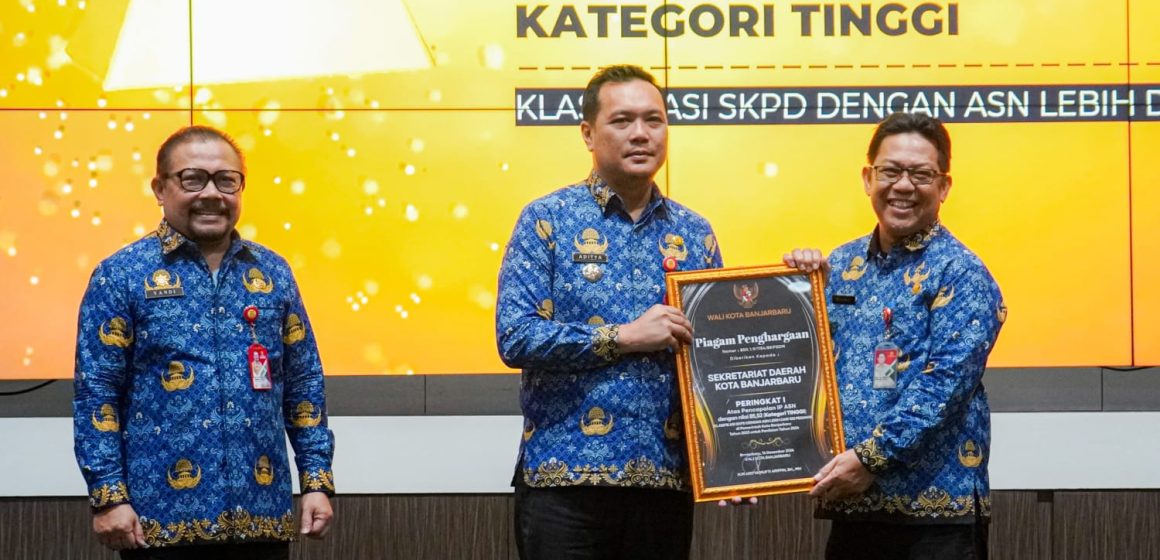 WhatsApp Image 2024-12-17 at 12.30.45 (1) Pemko Banjarbaru Evaluasi Kinerja ASN dan Serahkan Penghargaan kepada SKPD Terbaik