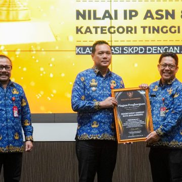 Pemko Banjarbaru Evaluasi Kinerja ASN dan Serahkan Penghargaan kepada SKPD Terbaik