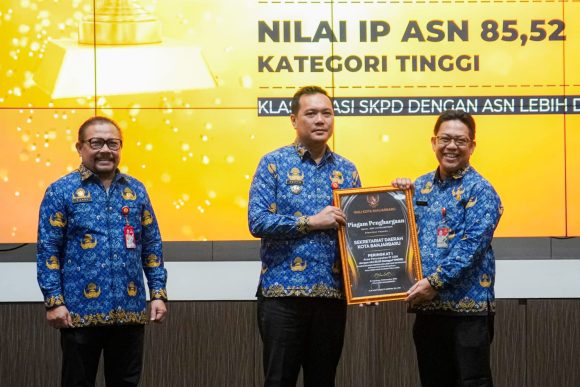 Pemko Banjarbaru Evaluasi Kinerja ASN dan Serahkan Penghargaan kepada SKPD Terbaik