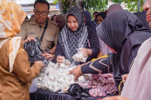 Warga Guntung Payung Antusias Belanja di Pasar Murah