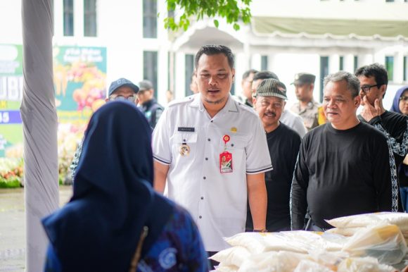 Wali Kota Aditya Tinjau Langsung Pasar Murah