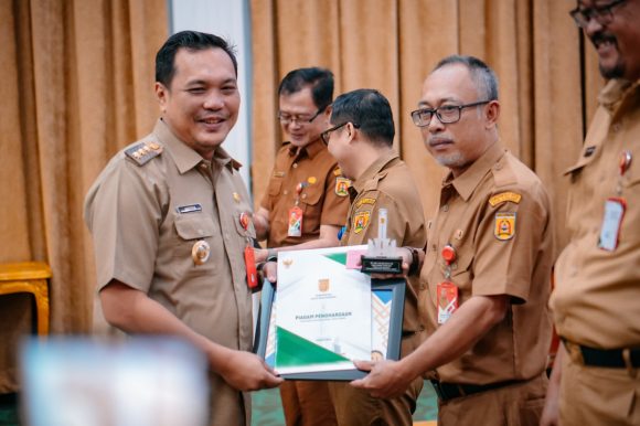 Aditya Serahkan DPA dan Penghargaan Inovasi dalam Rapat Koordinasi SKPD Januari 2025