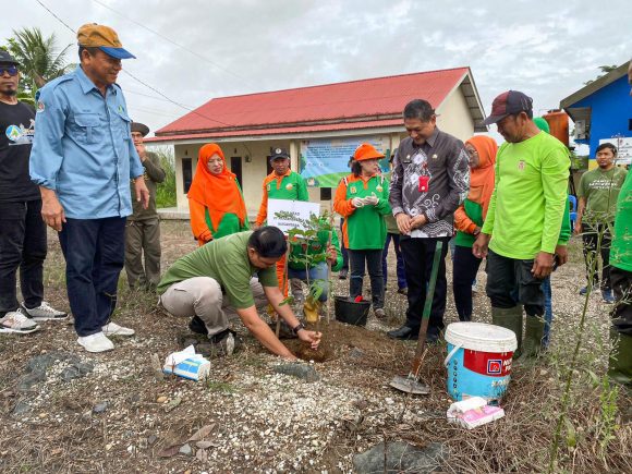 Warga RT 11-12 Guntung Payung Tanam Pohon Buah