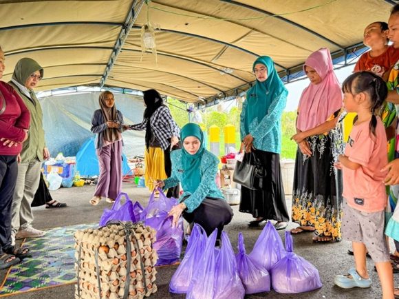 Vivi Zubedi Tinjau Warga Terdampak Banjir