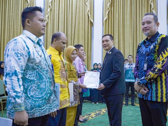 Tingkatkan Motivasi Kerja, Wali Kota Aditya Serahkan Langsung SK Kenaikan Pangkat