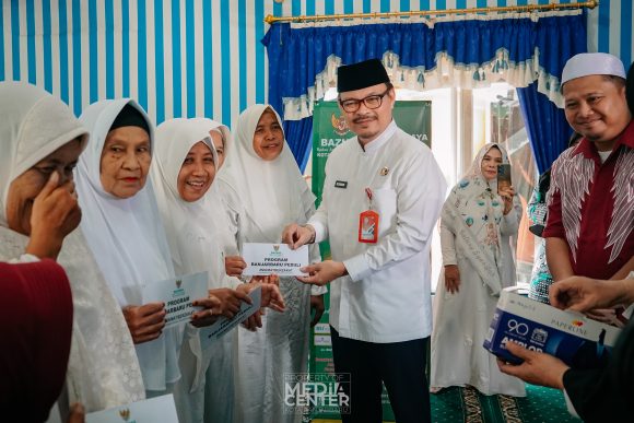 PJ Sekda Banjarbaru Serahkan Bantuan untuk Anggota Majelis Ta’lim dan Dhuafa