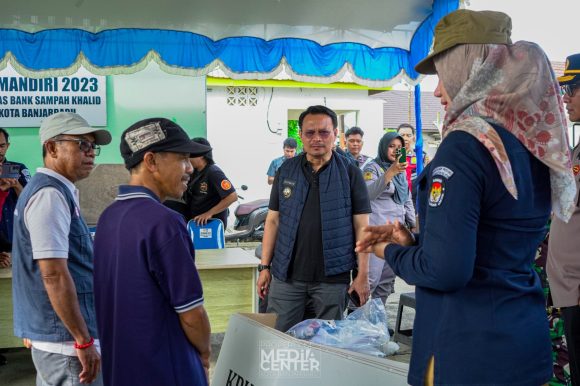 Pj Wali Kota Banjarbaru Lepas Distribusi Logistik PSU Pilwali 2024