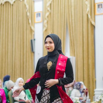 Peringati Hari Kartini 2025, DWP Banjarbaru Gelar Peragaan Busana Kebaya