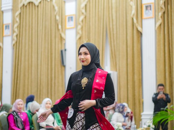 Peringati Hari Kartini 2025, DWP Banjarbaru Gelar Peragaan Busana Kebaya