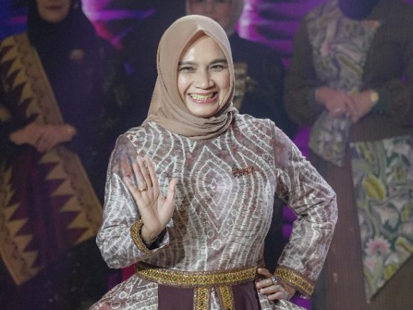 Pj. Ketua TP PKK Banjarbaru Tampilkan Kain Sasirangan di Fashion Show Ladies Program Munas VII APEKSI 2025