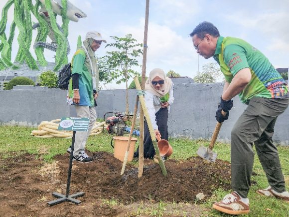 Pj. Wali Kota Banjarbaru Tanam Pohon di Taman Suroboyo