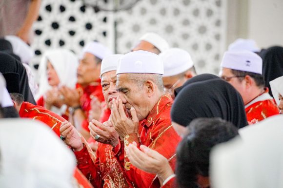 Tangis Haru dan Doa Iringi Keberangkatan 165 Jamaah Haji Banjarbaru ke Tanah Suci