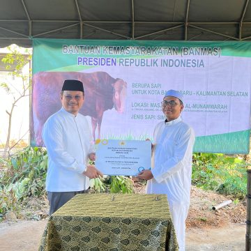 WhatsApp Image 2025-06-06 at 10.02.25 (4) Pj Wali Kota Banjarbaru Serahkan Sapi Kurban Presiden RI Usai Sholat Idul Adha