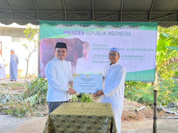 Pj Wali Kota Banjarbaru Serahkan Sapi Kurban Presiden RI Usai Sholat Idul Adha