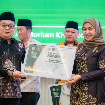 MCB00421_11zon Wali Kota Lisa Terima Penghargaan dari Perkumpulan Guru Madrasah Indonesia