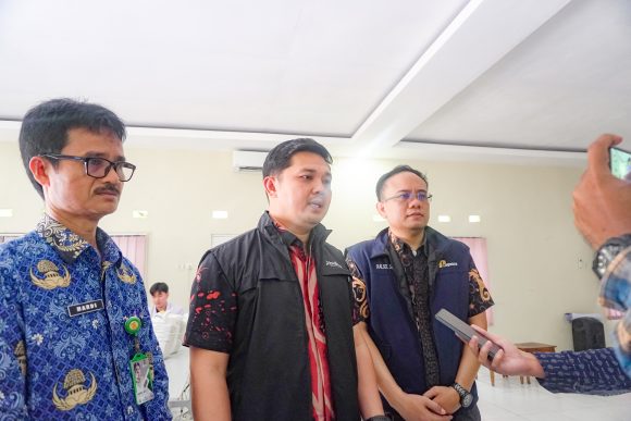 Ribuan Warga Banjarbaru Terima Beras Bantuan