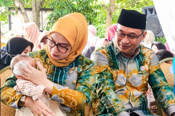 Optimalkan Tumbuh Kembang Anak, Wali Kota Lisa bersama Suami Tinjau Langsung Kelas Ibu Balita di Posyandu Dahlia Almansyur