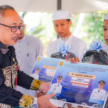 Pemkot Banjarbaru Serahkan Bansos Pendidikan untuk AMPK di Ponpes Misbahul Munir