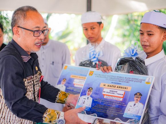 Pemkot Banjarbaru Serahkan Bansos Pendidikan untuk AMPK di Ponpes Misbahul Munir