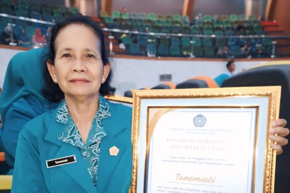Kader PKK Kelurahan Syamsudin Noor Terima Penghargaan Adhi Bhakti Utama dan Pin Emas dari TP PKK Pusat