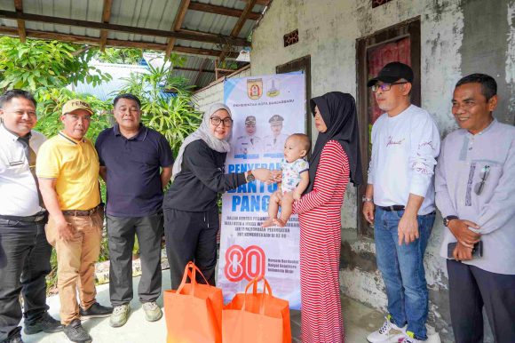 Pemko Banjarbaru Serentak Salurkan Bantuan Sembako untuk 435 Keluarga Penerima Manfaat
