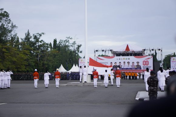 Suara Serenade Temani Turunnya Bendera Merah Putih di Senja Kemerdekaan Banjarbaru