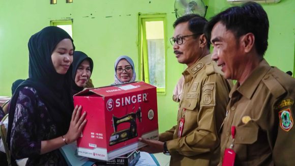 Wartono Resmikan Pelatihan Menjahit dan Serahkan Mesin Jahit untuk Tenaga Kerja Mandiri