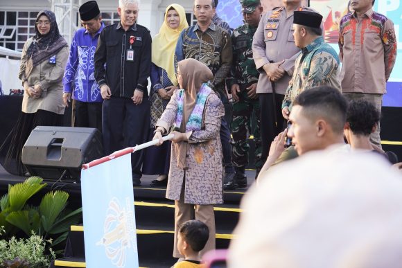 Suara Gong jadi tanda dimulainya Pawai Budaya Banjarbaru
