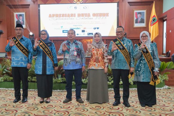 “Wali Kota Banjarbaru Dikukuhkan sebagai Bunda Genre pada Grand Final Duta Genre Kalsel 2025”