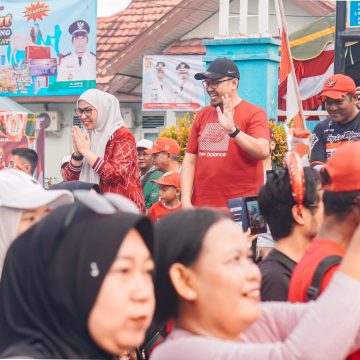 Warga Guntung Paikat Jalan Sehat Sambil Pungut Sampah Berhadiah