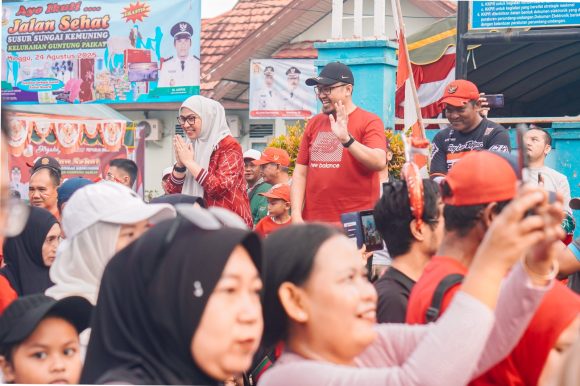 Warga Guntung Paikat Jalan Sehat Sambil Pungut Sampah Berhadiah