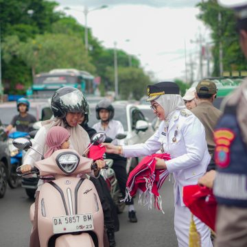 Semarak HUT RI di Banjarbaru, Pemimpin Daerah Bagikan Bendera dan Kunjungi Veteran