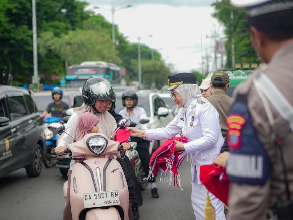 Semarak HUT RI di Banjarbaru, Pemimpin Daerah Bagikan Bendera dan Kunjungi Veteran