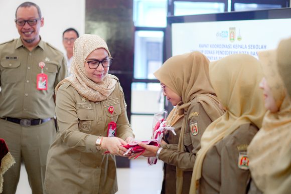 Wali Kota Banjarbaru Buka Tiga Agenda Pendidikan dan Serahkan Bantuan untuk Sekolah & PAUD