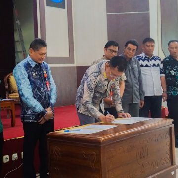 Pemko Banjarbaru Reviu Pelayanan Disdik dan Disdukcapil